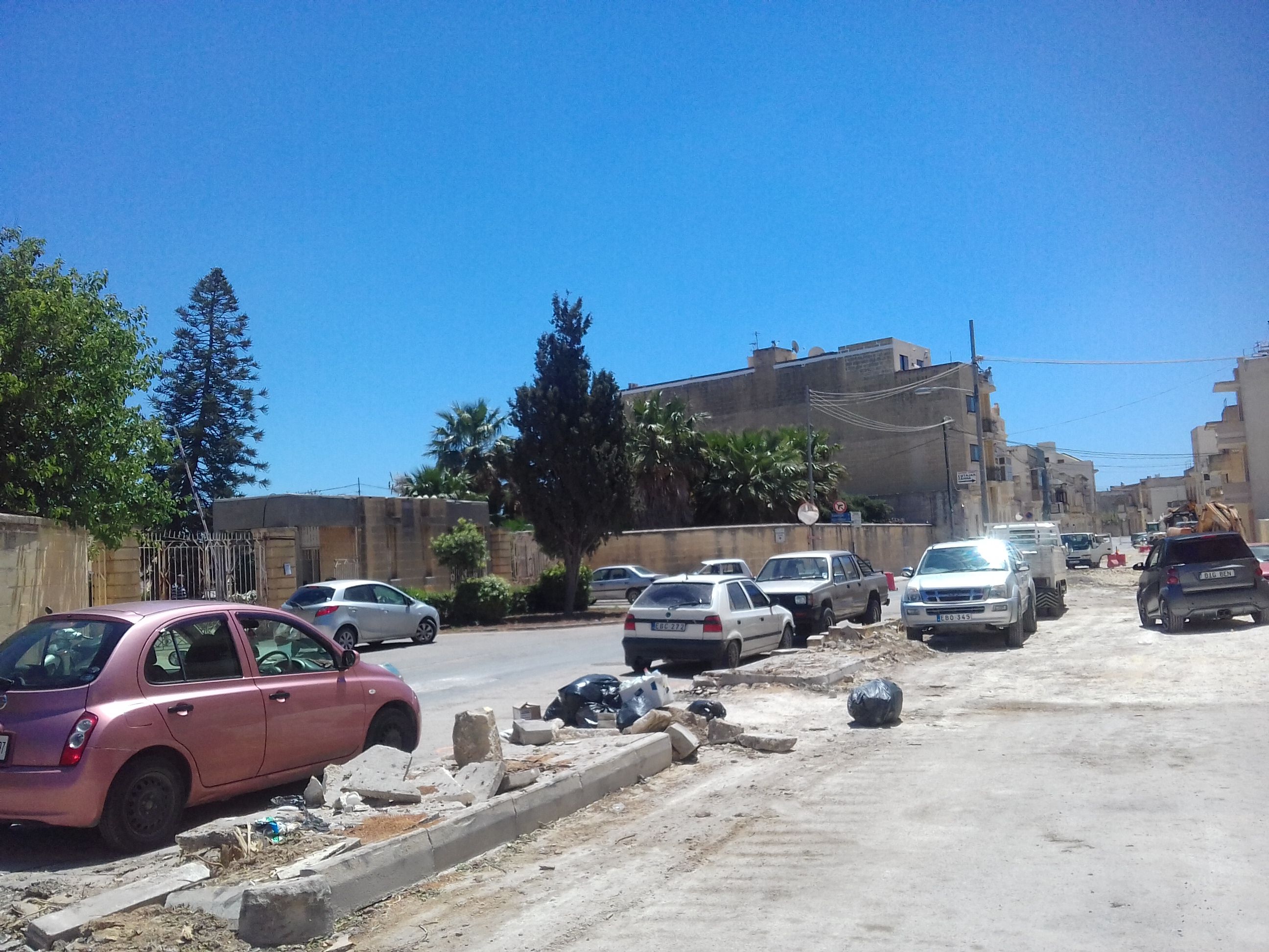 Ghajn Qatet Street with destroyed tree closeup in may 2018
